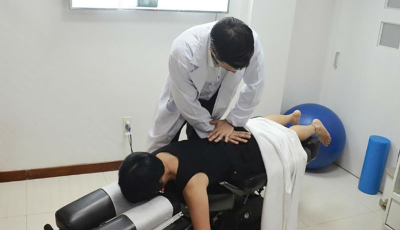 Cách massage bấm huyệt giúp phục hồi sau tai biến